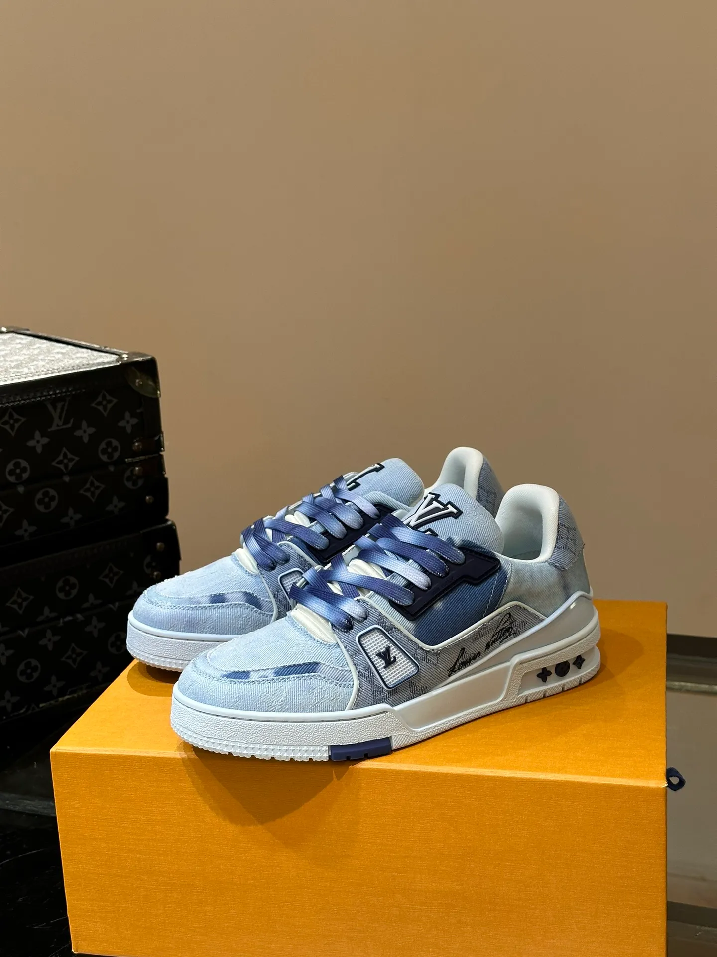 P840 TRAINER Men's canvas distressed sneakers, this LV Trainer sneaker is made of Monogram bleached denim to create a distressed look, reinterpreting Virgil Abloh's original design. Gradient laces complete the trendy details, rubber LV letters are marked on the tongue and side, technical rubber outsole blooms with Monogram flowers, and thick and lightweight EVA rubber outsole completes the whole. The upper is embellished with intricate prints and embroidered Monogram flowers. The rubber-injected rubber outsole continues the iconic elements, with a thick padded collar. The tongue, sides and rear are decorated with LV letters. The outsole is decorated with Monogram flowers. The standard insole continues the comfort experience. Size: 38-45